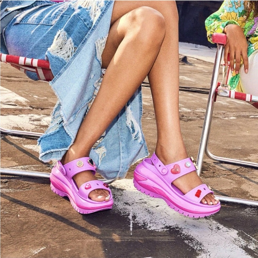 NWT CROCS women 9 Mega Crush Comfy Platform Sandals Shoes Bubble Pink